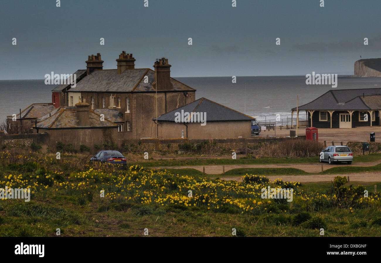 Birling Gap, East Sussex, UK... 23. März 2014... The Gap in den Hütten zwischen Nr. 3, abgerissen und Nr. 4, die eine neue gerenderte Außenwand nächste Woche erhalten. Mindestens 5 Jahre beispiellose Erosion in wie vielen Monaten entlang der Kreidefelsen verursacht erhebliche Änderungen an der East Sussex Schönheit Stelle und an anderer Stelle entlang der Küste. David Burr/Alamy Live-Nachrichten Stockfoto