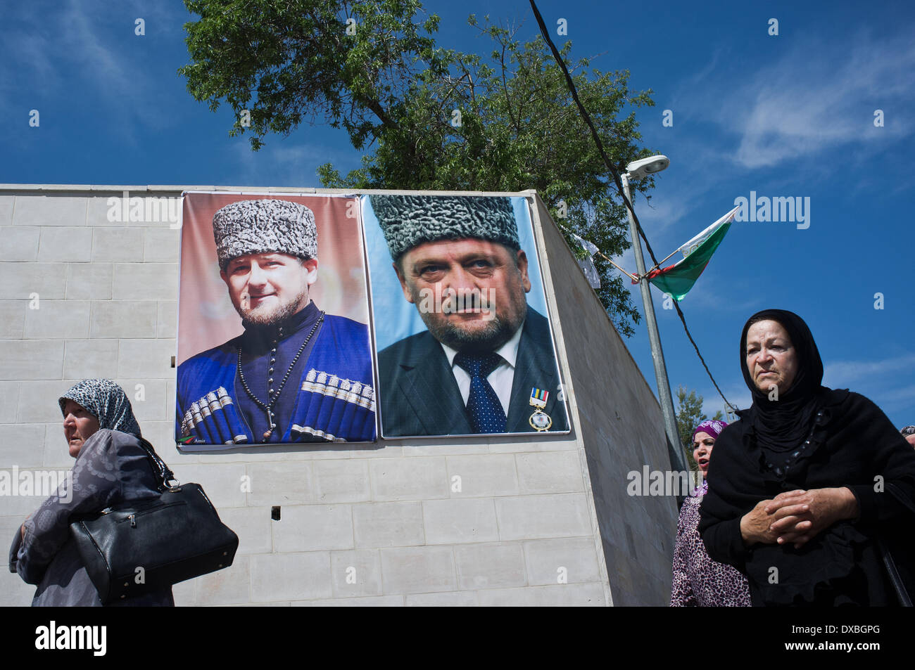 Jerusalem, Israel. 23. März 2014. Plakate zeigen tschetschenischen Präsidenten Ramsan Kadyrow (L) und sein Vater, ehemalige tschetschenische Präsident Akhmad Kadyrov (R), in eine Autobombe im Jahr 2004 von tschetschenischen Islamisten ermordet. Präsident Kadyrov gewidmet die neue Moschee, von der die tschetschenischen Regierung $ 6 Millionen an beigetragen. Die vier Clans, die Abu Gosh umfassen vollziehen ihre Ursprung bis zum Kaukasus, von denen sie behaupten, im 16. Jahrhundert ausgewandert sind. Bildnachweis: Nir Alon/Alamy Live-Nachrichten Stockfoto