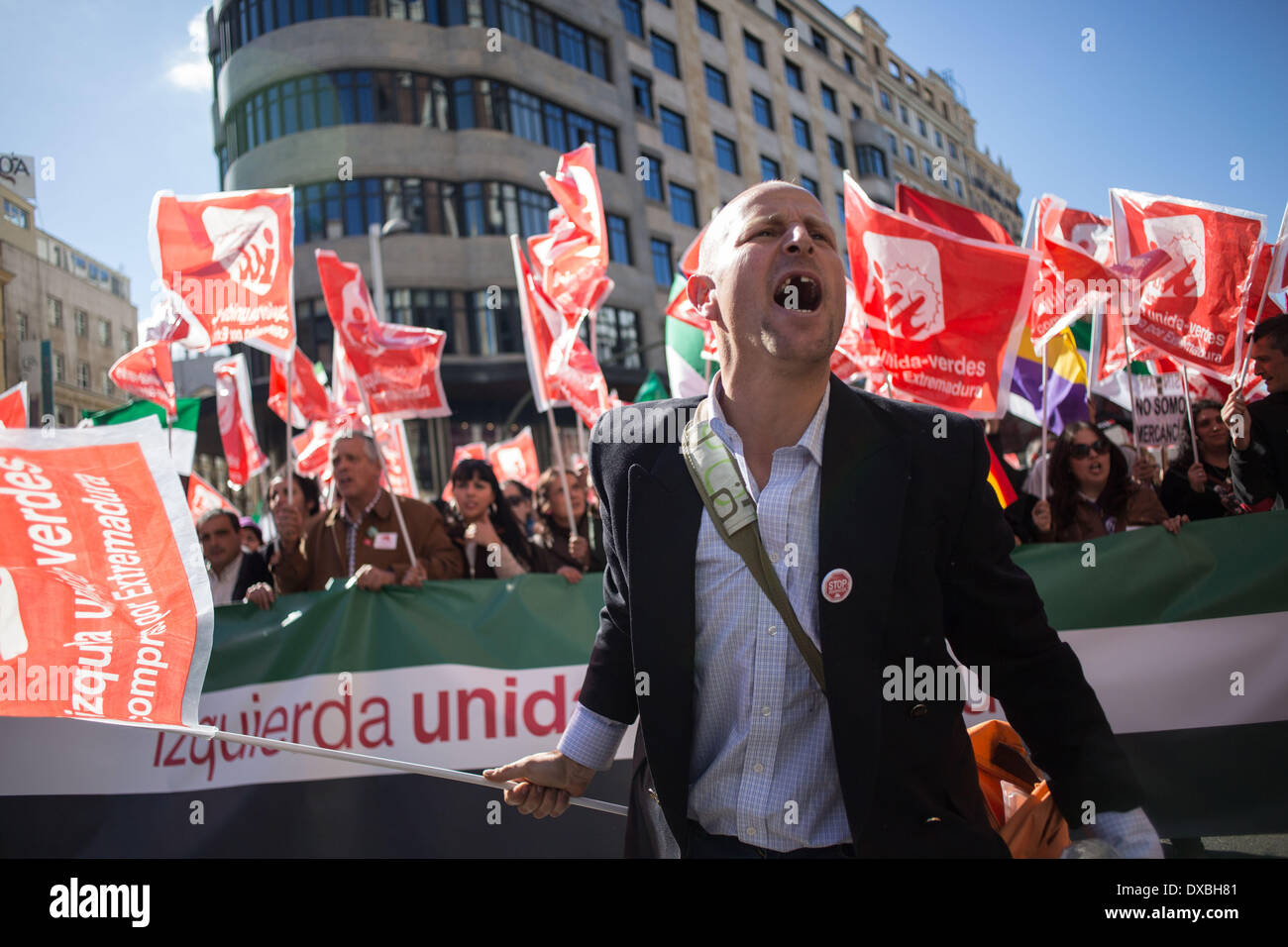 Madrid, Spanien. 22. März 2014. Die spanische Polizei und Demonstranten stießen am Ende während einer Anti-Sparmaßnahmen Demo namens "März für würde" gegen die Regierung in Madrid, Spanien, Samstag. Die spanische Polizei und Demonstranten stießen am Ende einer Demonstration gegen Sparpolitik, die Zehntausende von Menschen ins Zentrum von Madrid am Samstag zog. Die Polizei sagte in einer Erklärung, mehr als 100 Personen verletzten 55 Offiziere waren, die einige von ihnen mit schweren Wunden und 29 Personen wurden verhaftet. Bildnachweis: Michael Bunel/NurPhoto/ZUMAPRESS.com/Alamy Live-Nachrichten Stockfoto