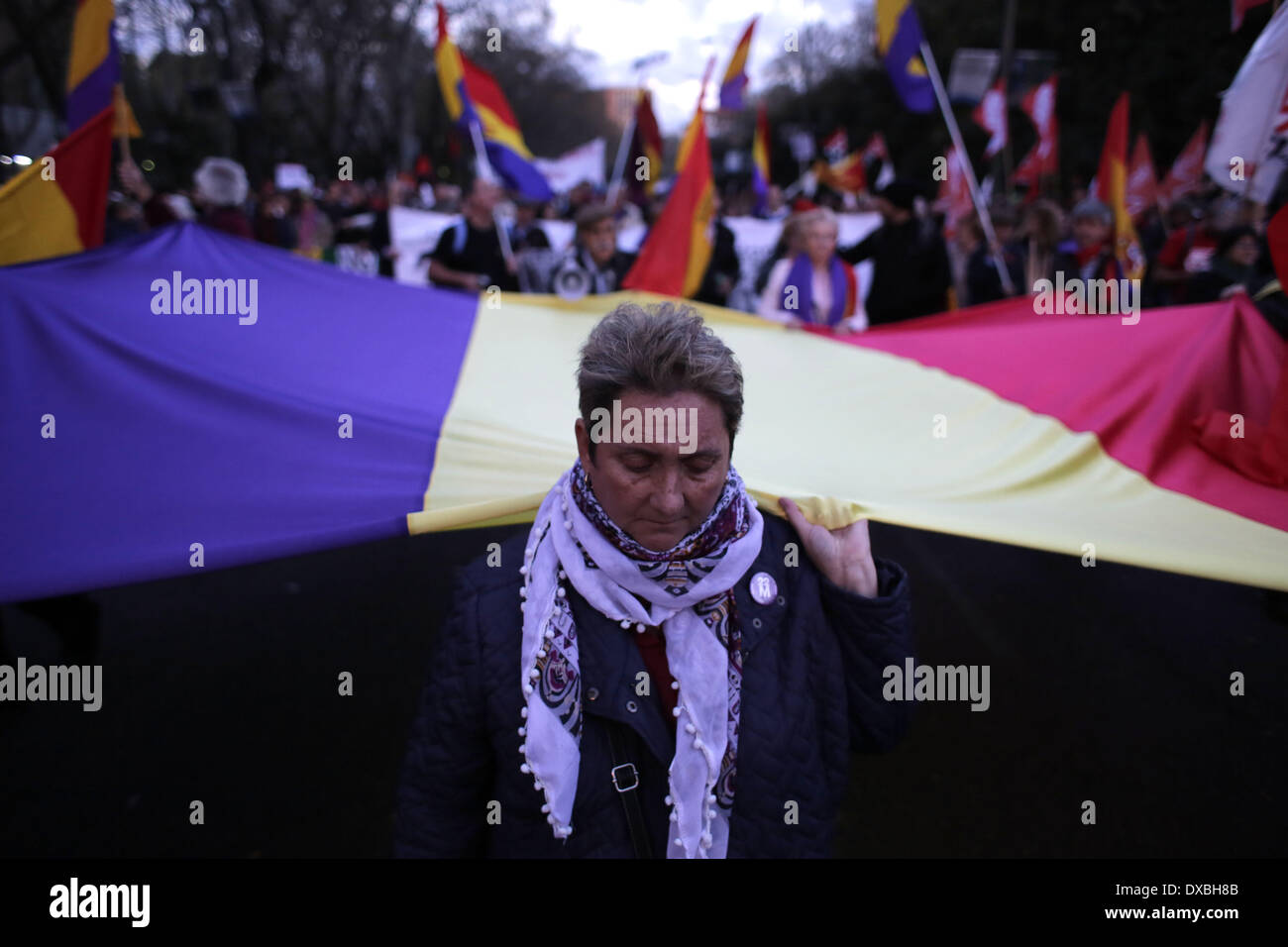 Madrid, Spanien. 22. März 2014. Ein Demonstrant trägt eine republikanische Fahne während einer Protestaktion namens "März für würde" gegen die Regierung in Madrid, Spanien, Samstag. Die spanische Polizei und Demonstranten stießen am Ende einer Demonstration gegen Sparpolitik, die Zehntausende von Menschen ins Zentrum von Madrid am Samstag zog. Die Polizei sagte in einer Erklärung, mehr als 100 Personen verletzten 55 Offiziere waren, die einige von ihnen mit schweren Wunden und 29 Personen wurden verhaftet. Bildnachweis: Rodrigo Garcia/NurPhoto/ZUMAPRESS.com/Alamy Live-Nachrichten Stockfoto