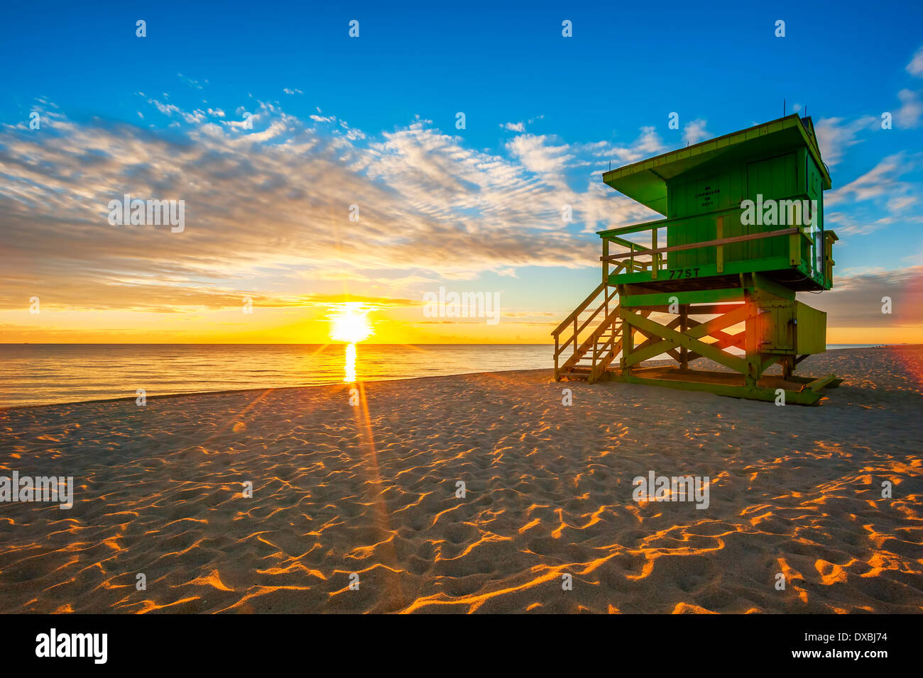 Berühmte Miami South Beach Sunrise mit Rettungsschwimmer-Turm Stockfoto