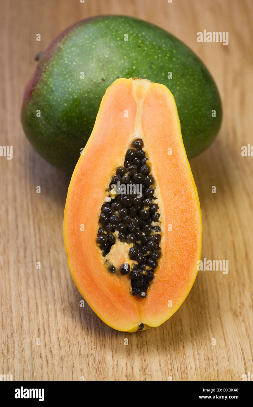 Carica Papaya und Mango-Porträt. Ganze Mango und Papaya Frucht. Stockfoto