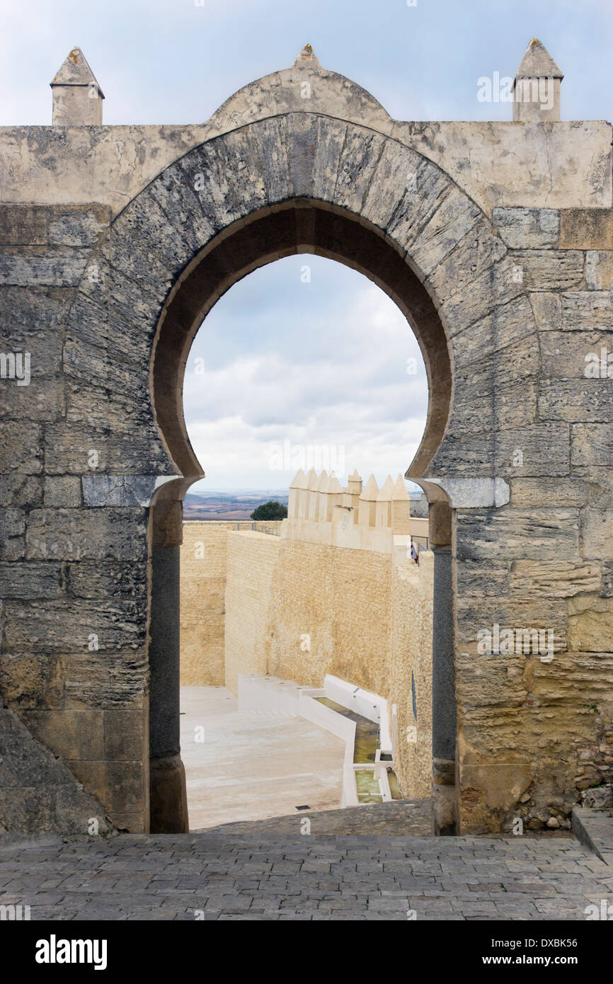 Medina Sidonia, Provinz Cadiz, Andalusien, Spanien. Arco De La Pastora und Stadtmauern. Stockfoto