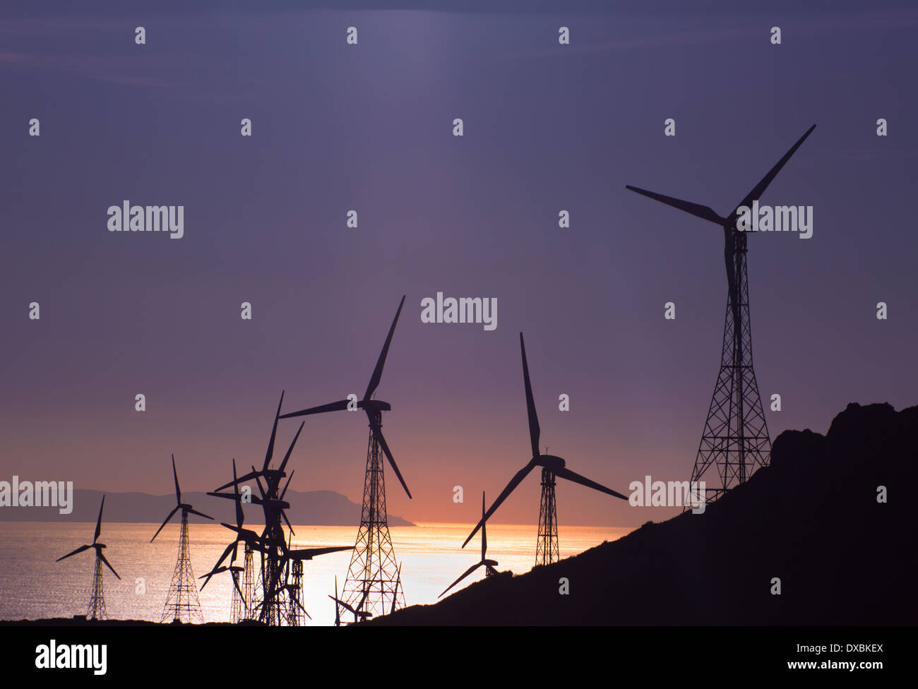 Windmühlen in der Nähe von Tarifa, Costa De La Luz, Provinz Cadiz, Andalusien, Spanien. Stockfoto