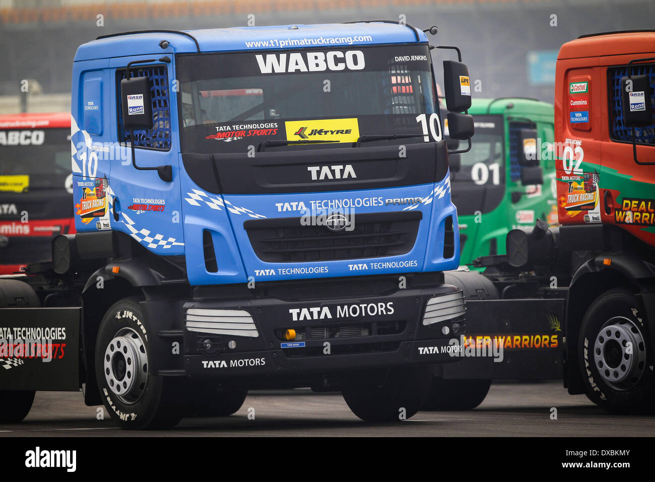 Greater Noida, Buddha internationalen Formel 1 Strecke in Greater Noida Uttar Pradesh. 23. März 2014. Ein Tata T1 Prima Truck Racing Championship, bejubelt den ersten Truck-racing Meisterschaft von Indien, war in der Buddha International-Formel-1-Rennstrecke in größere Noida von Uttar Pradesh, nahe der indischen Hauptstadt Neu-Delhi am 23. März 2014 statt. Bildnachweis: Zheng Huansong/Xinhua/Alamy Live-Nachrichten Stockfoto