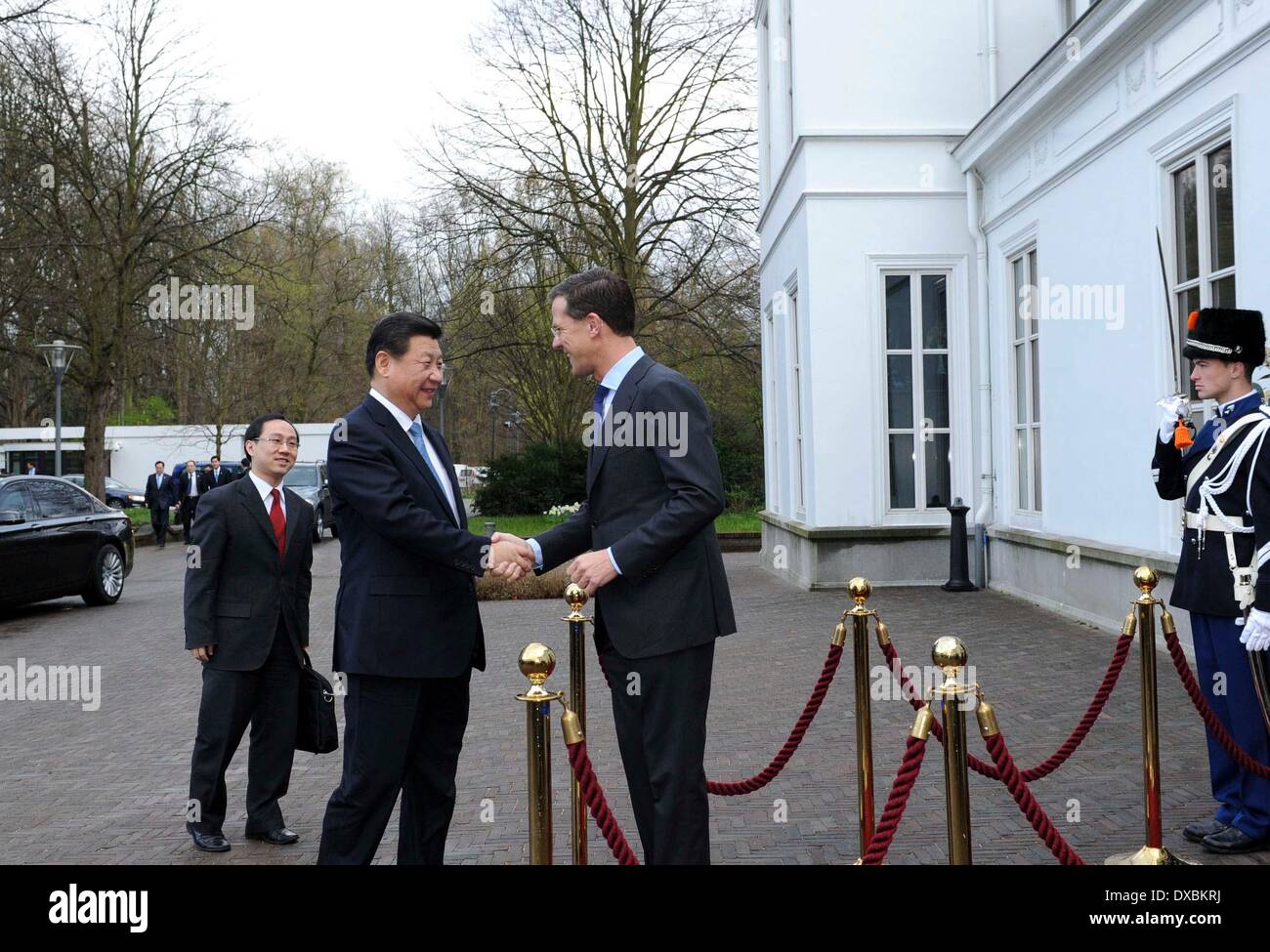 (140323) - den Haag, 23. März 2014 (Xinhua)--chinesische Präsident Xi Jinping (L) schüttelt Hände mit niederländische Ministerpräsident Mark Rutte vor ihren Gesprächen in den Haag, die Niederlande, 23. März 2014. (Xinhua/Rao Aimin) (Cjq) Stockfoto