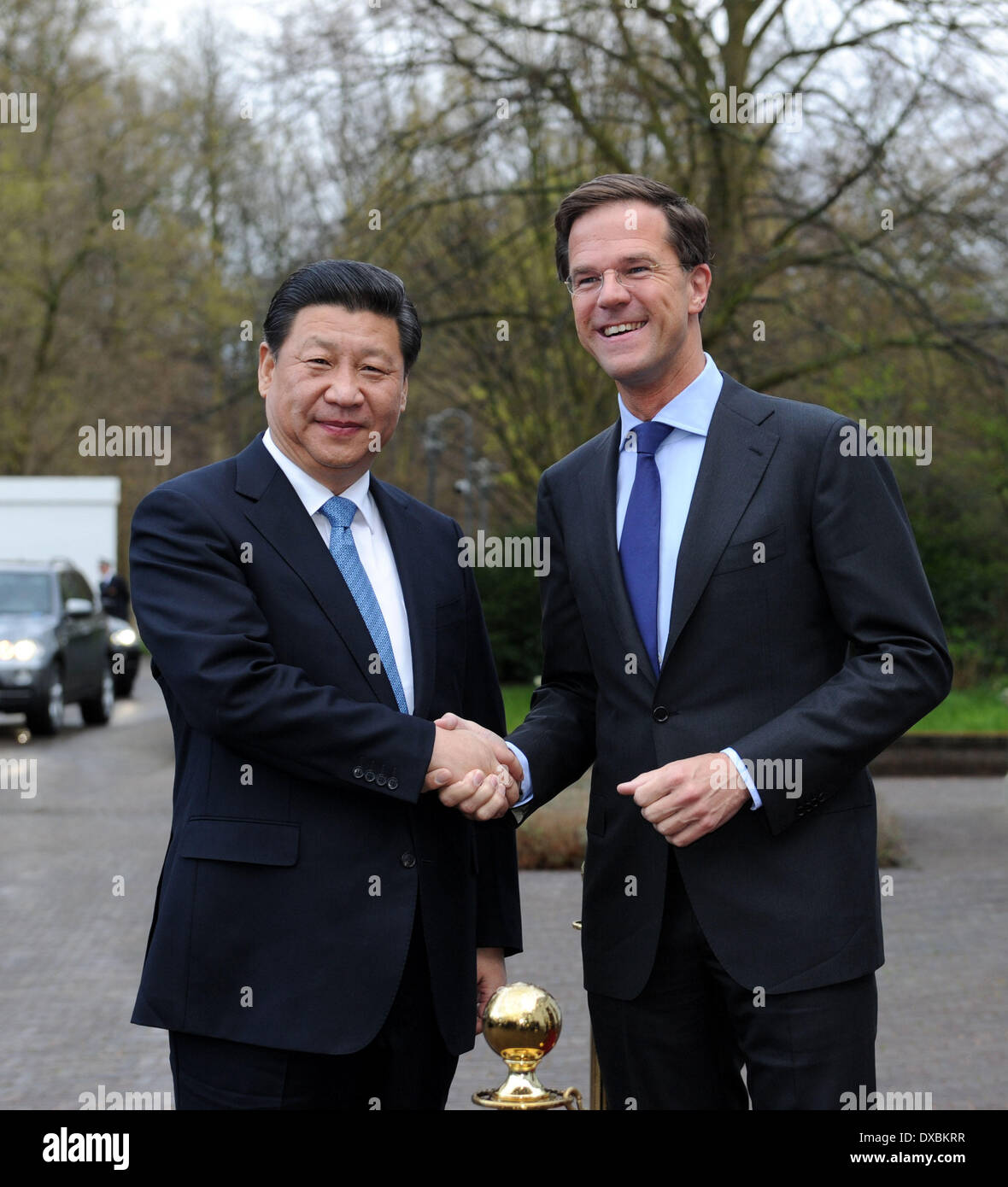 (140323) - den Haag, 23. März 2014 (Xinhua)--chinesische Präsident Xi Jinping (L) schüttelt Hände mit niederländische Ministerpräsident Mark Rutte vor ihren Gesprächen in den Haag, die Niederlande, 23. März 2014. (Xinhua/Rao Aimin) (Cjq) Stockfoto