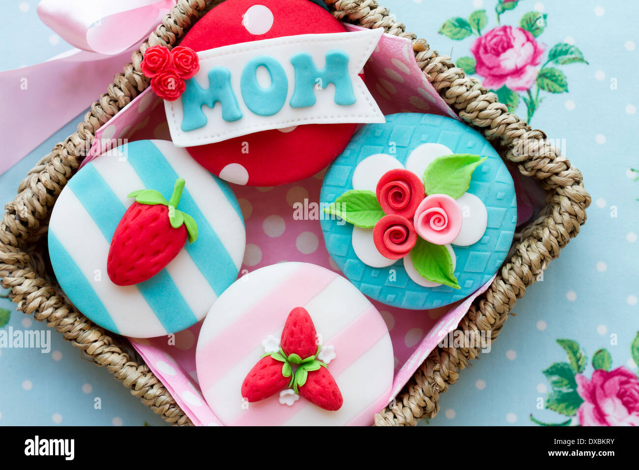 Geschenk-Korb von Mutters Tag cupcakes Stockfoto