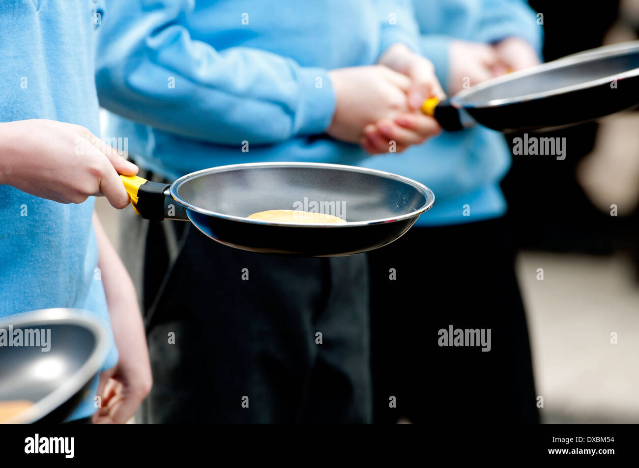 Pfannkuchen Kinderskirennen, Faschingsdienstag, Alcester, Warwickshire, Großbritannien Stockfoto