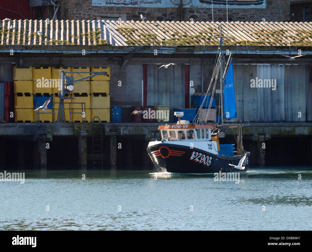 Kleinen kommerziellen Fischkutter, Newlyn Harbour, Penzance, Cornwall, UK Stockfoto