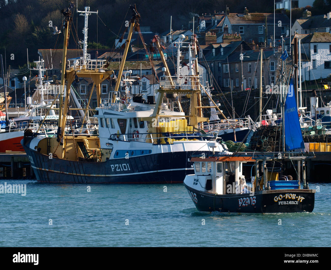 Kleinen Fischkutter, vorbei an einer großen Newlyn Harbour, Penzance, Cornwall, UK Stockfoto