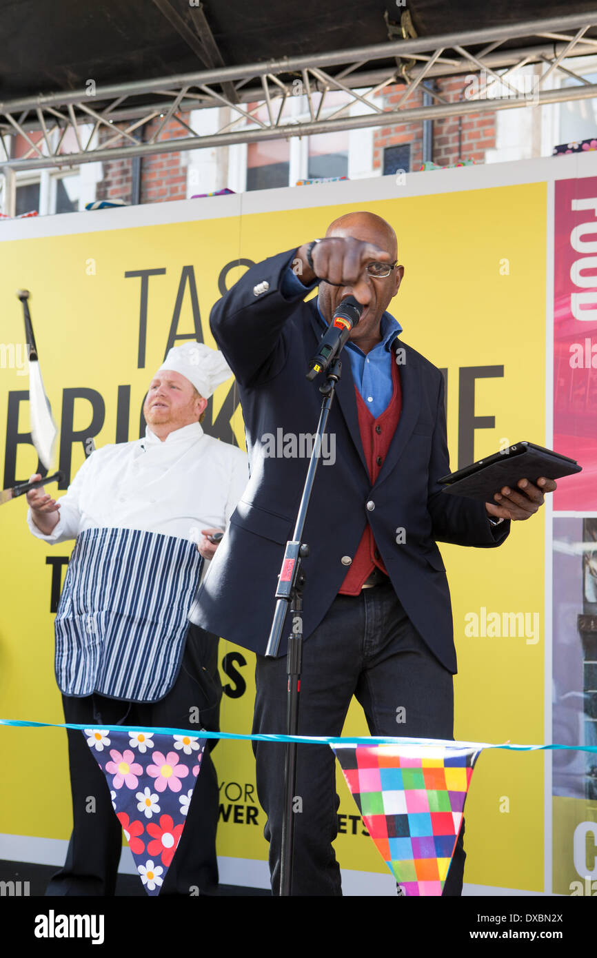 London, UK, 23. März 2014.  TV-Koch Ainsley Harriott lobt das gute Essen im Geschmack Brick Lane Credit: Neil Cordell/Alamy Live News Stockfoto