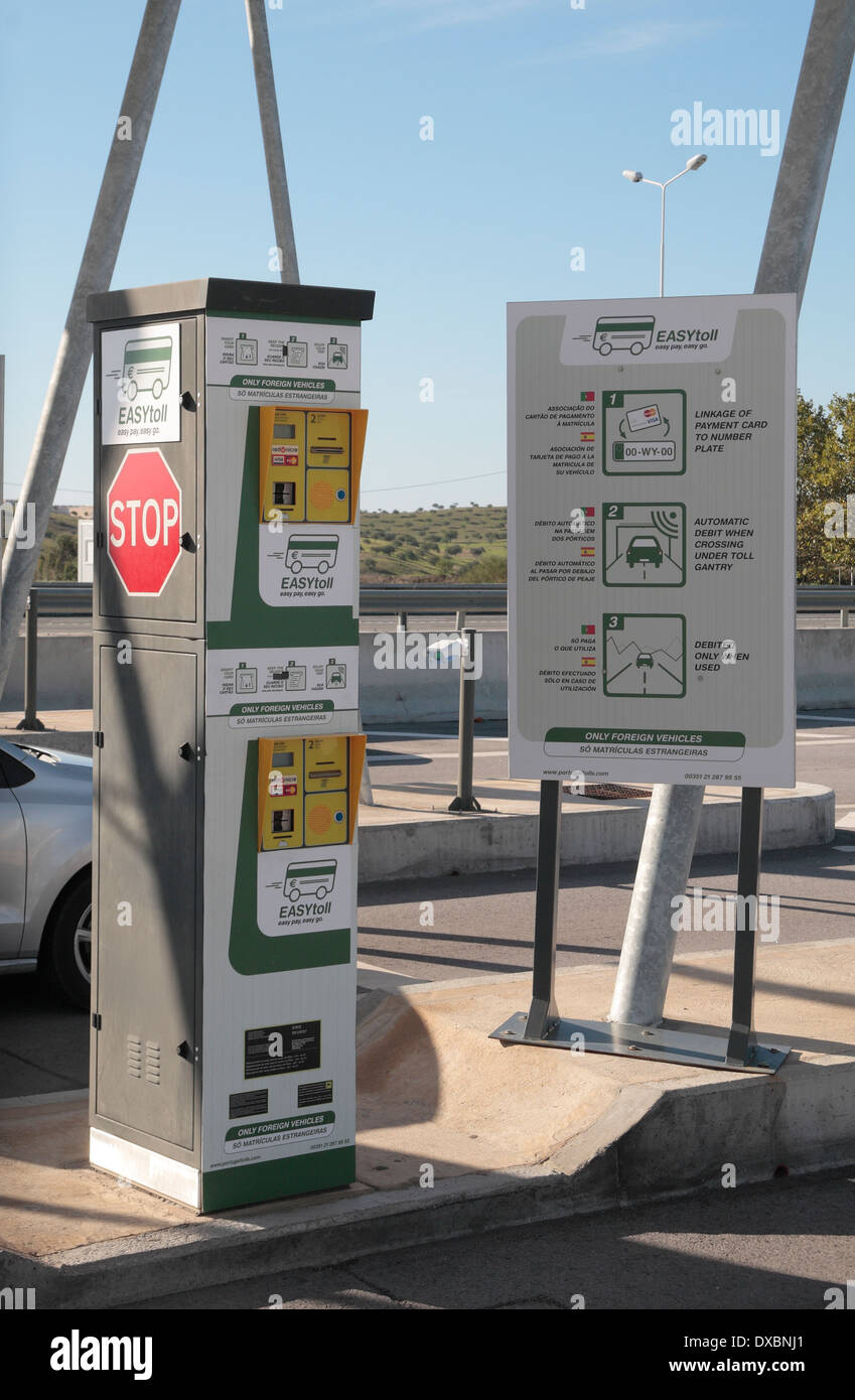 Kreditkarte Fahrerseite Kassenautomaten und Zeichen zu einem Zeitpunkt der elektronischen Maut auf der Autobahn A22 in Süd-Portugal (Algarve). Stockfoto