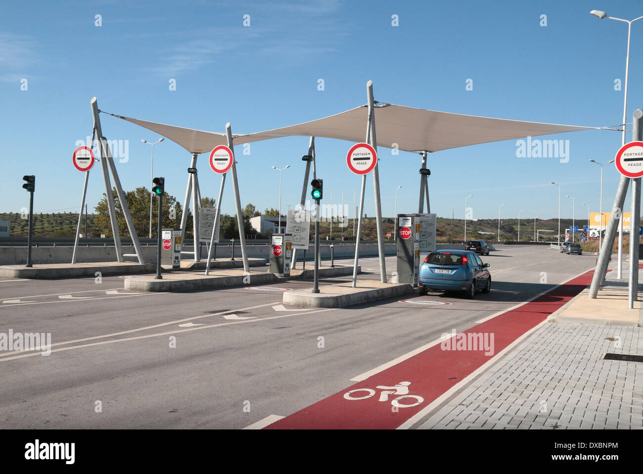 Eine elektronische Mautstelle auf der Autobahn A22 in Süd-Portugal (Algarve). Stockfoto