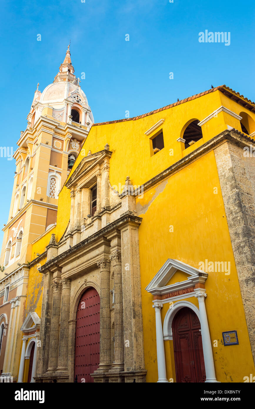 Blick auf die bunte Fassade der historischen Kathedrale in Cartagena, Kolumbien Stockfoto