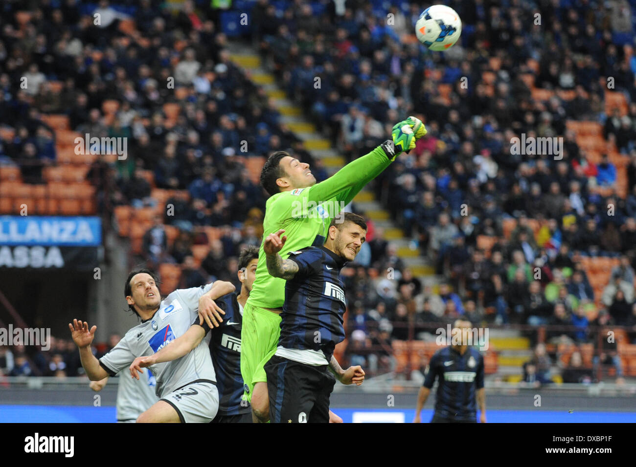 Mailand, Italien. 23. März 2014. Consigli Andrea (Atalata) am Icardi (Inter) während der Serie Amatch zwischen Inter Vs "Atalanta", am 23. März 2014. Bildnachweis: Adamo Di Loreto/NurPhoto/ZUMAPRESS.com/Alamy Live-Nachrichten Stockfoto