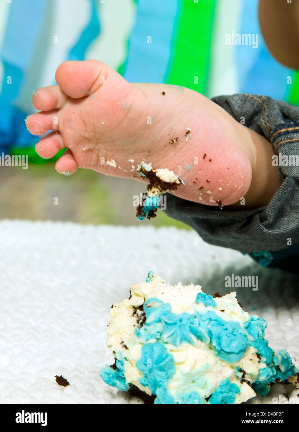 Kind feiert seinen ersten Geburtstag und spielt mit Kuchen Stockfoto