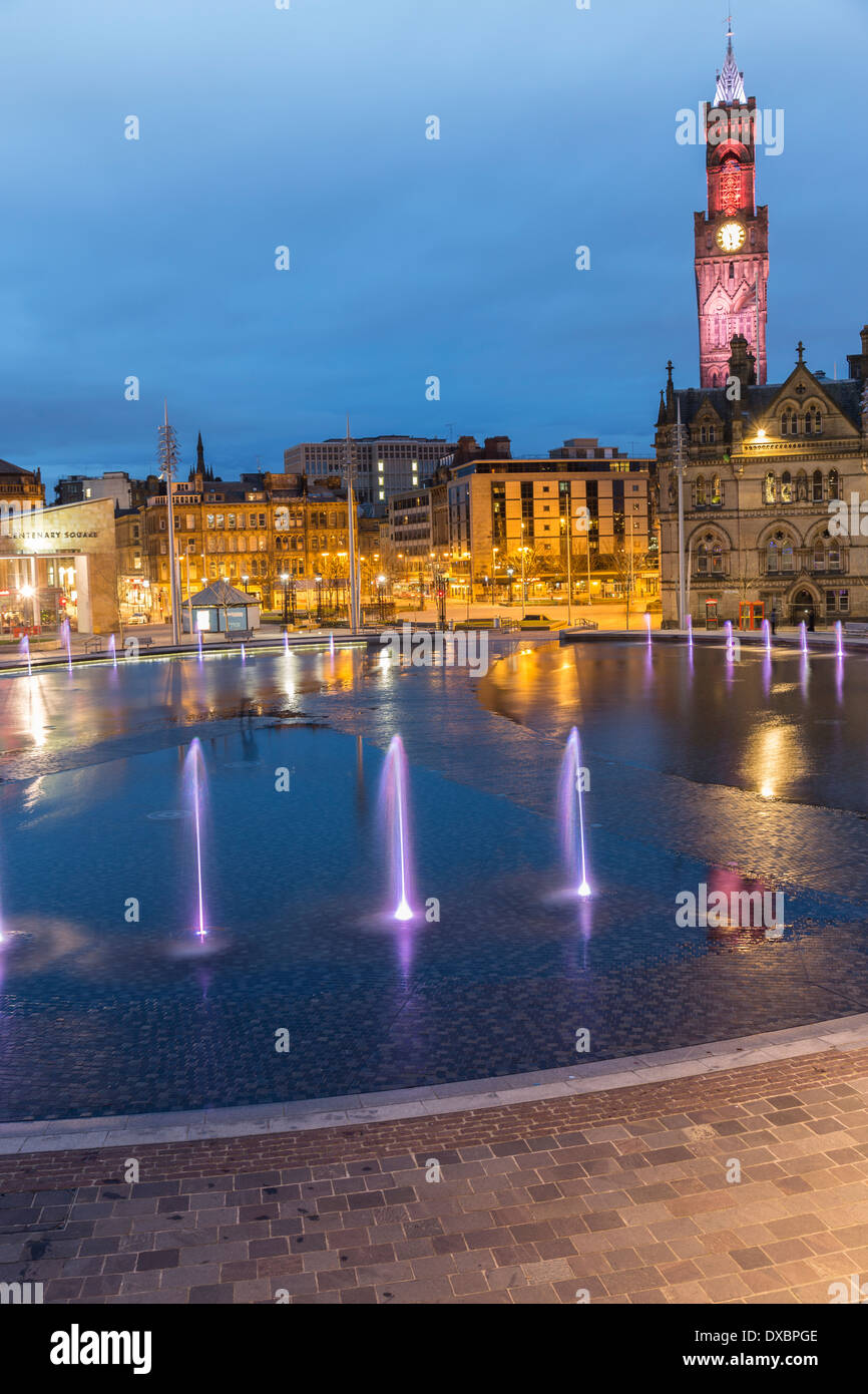 City Park und Centenary Square Bradford West Yorkshire mit dem größten künstlichen Wasserspiel in einer Stadt im Vereinigten Königreich. Stadt der Kultur 2025. Stockfoto