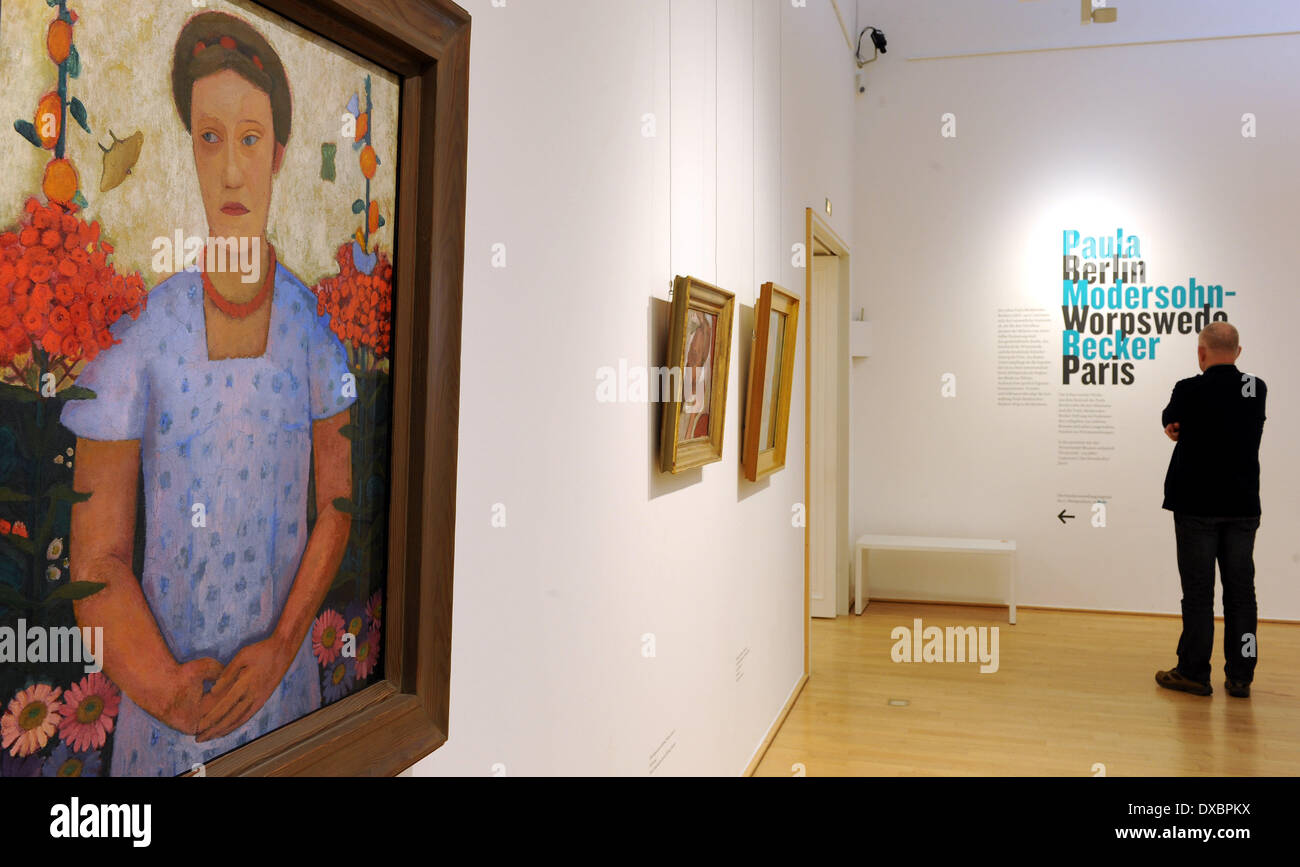 Ein Mann besucht die Ausstellung "Berlin - Worpswede - Paris" im Paula Modersohn-Becker Museum in Bremen, Deutschland, 23. März 2014. Die Ausstellung "Berlin - Worpswede - Paris" bietet eine Auswahl an Arbeiten von Paula Modersohn-Becker, die an diesen drei Standorten entstanden. Im Vordergrund auf der linken Seite der Arbeit "Lee Hoetger Vor Blumengrund, 1906" (lit.) Lee Hoetger vor Blumen). Die Ausstellung wird von 23. März 2014 bis 6. Juli 2014 geöffnet sein. Foto: INGO WAGNER/dpa Stockfoto