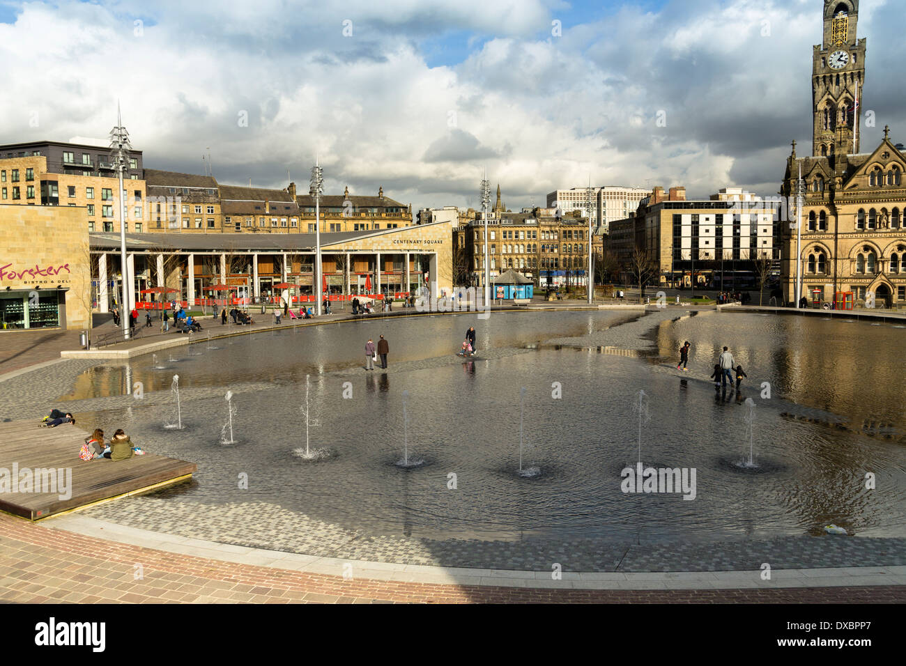 Centenary Square im City Park Bradford West Yorkshire mit dem größten künstlichen Wasserspiel in einer Stadt im Vereinigten Königreich. Stadt der Kultur 2025. Stockfoto