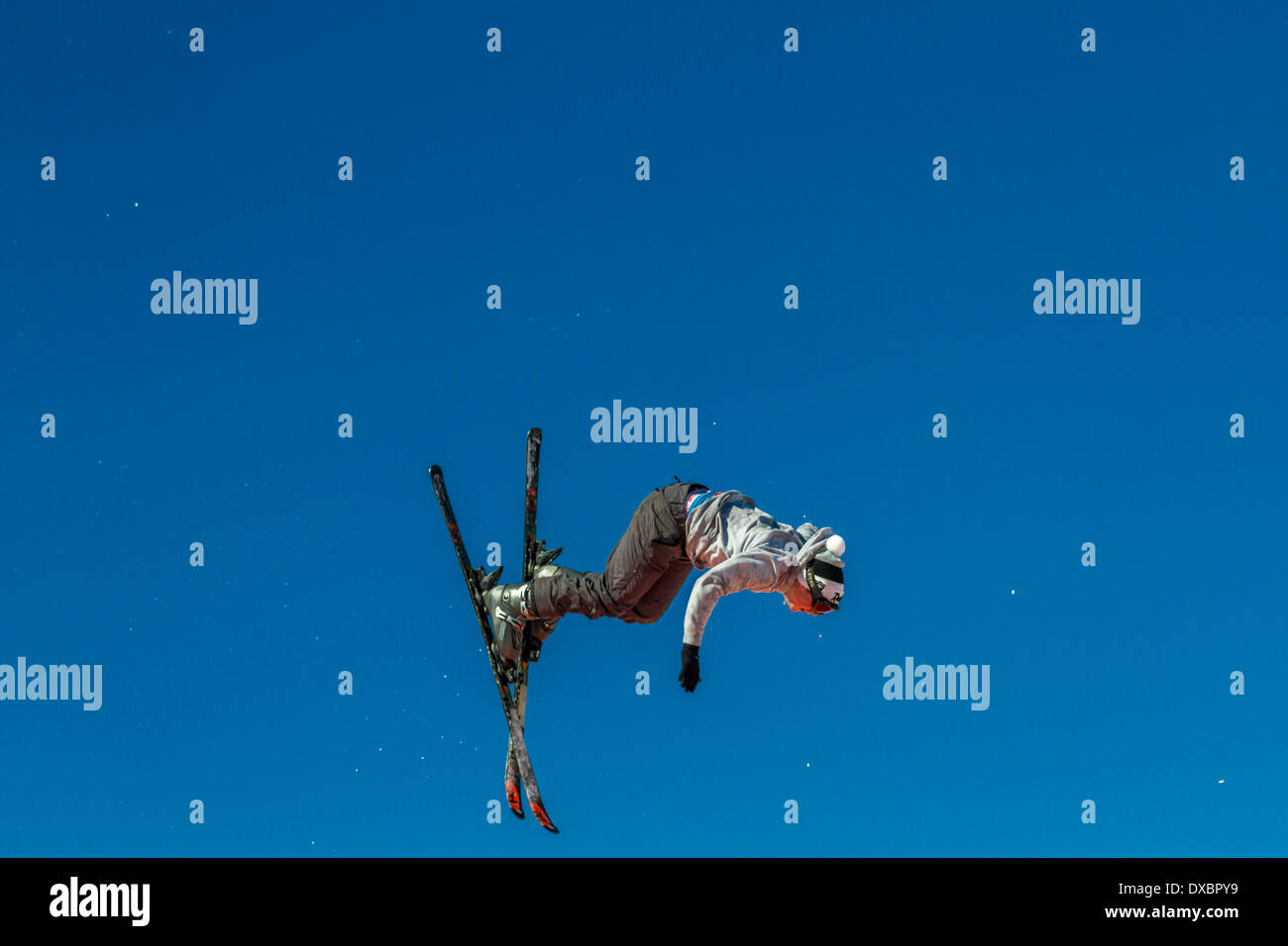 In der Luft Skifahrer Köpfe auf den Boden Gesicht zuerst Stockfoto