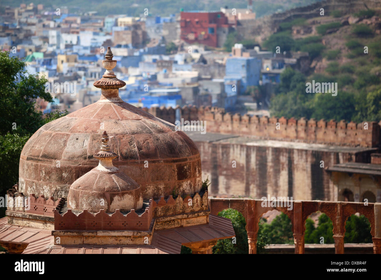 Detail der 'Mehrangarh fort" mit der blauen Häuser von Jodhpur im Hintergrund. Rajasthan, Indien. Stockfoto
