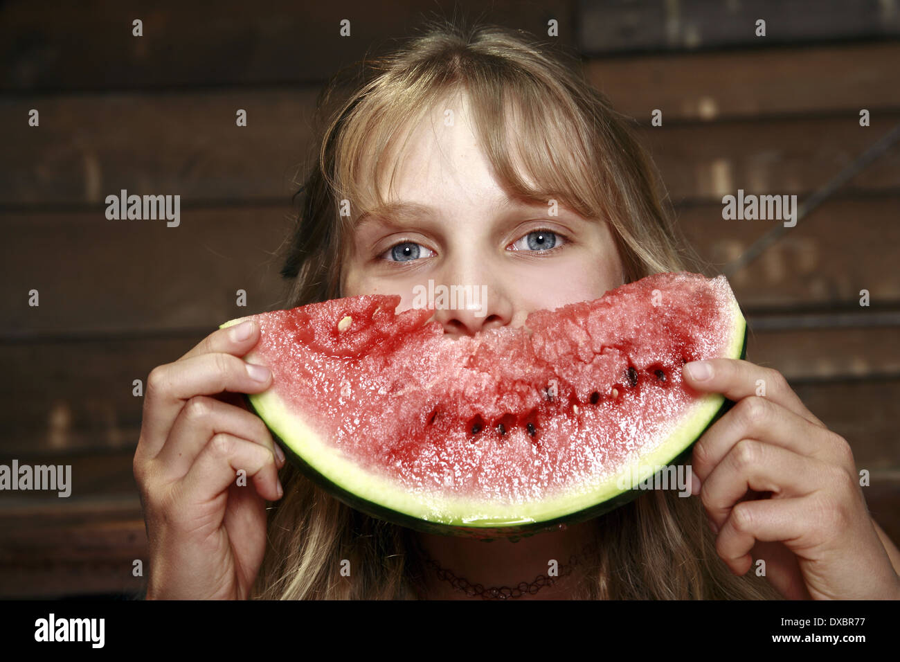 Mädchen posiert mit Wassermelone Stockfoto