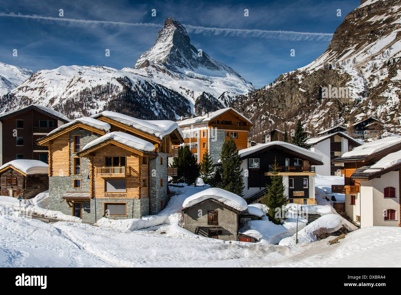 Winter-Blick auf das Bergdorf Zermatt, Wallis oder Wallis, Schweiz mit Matterhorn hinter Stockfoto