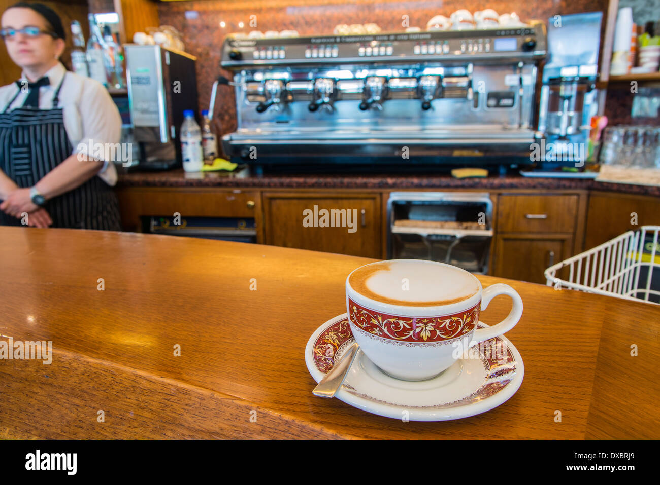 Tasse Cappuccino serviert in einem Café von Mailand, Lombardei, Italien Stockfoto