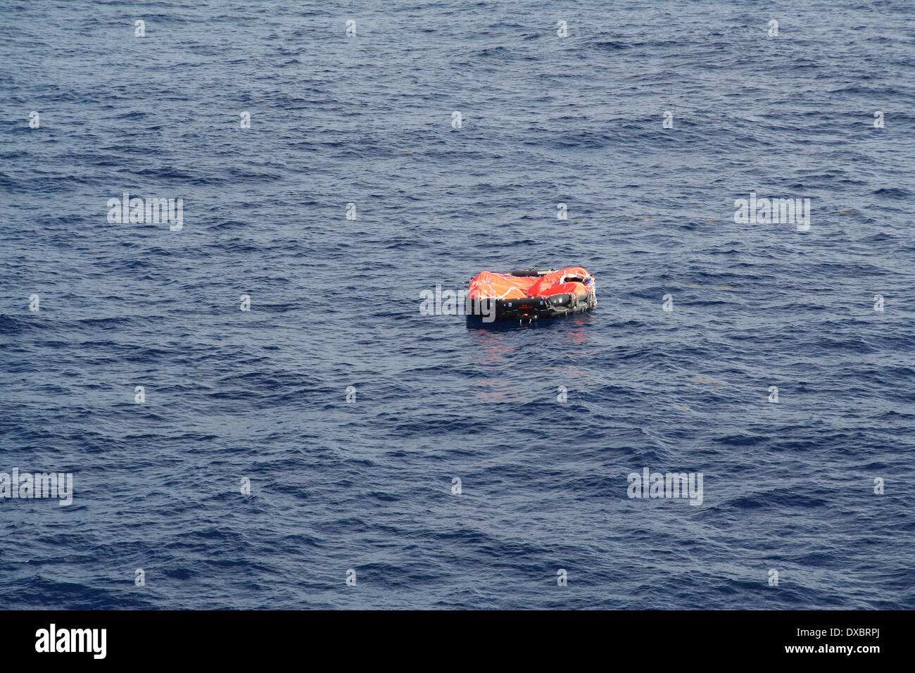 Eine isolierte Rettungsinsel treiben in Mitte Meer Stockfoto