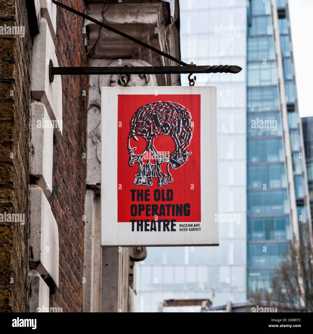 Alten OP-Museum und Kraut Garret. Rotes Schild mit Totenkopf am Eingang - St Thomas Street, London, Uk Stockfoto