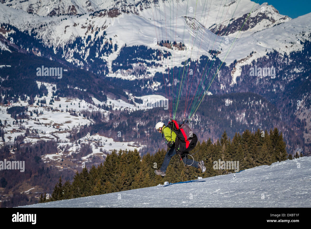 Gleitschirm abheben in den französischen Alpen Stockfoto
