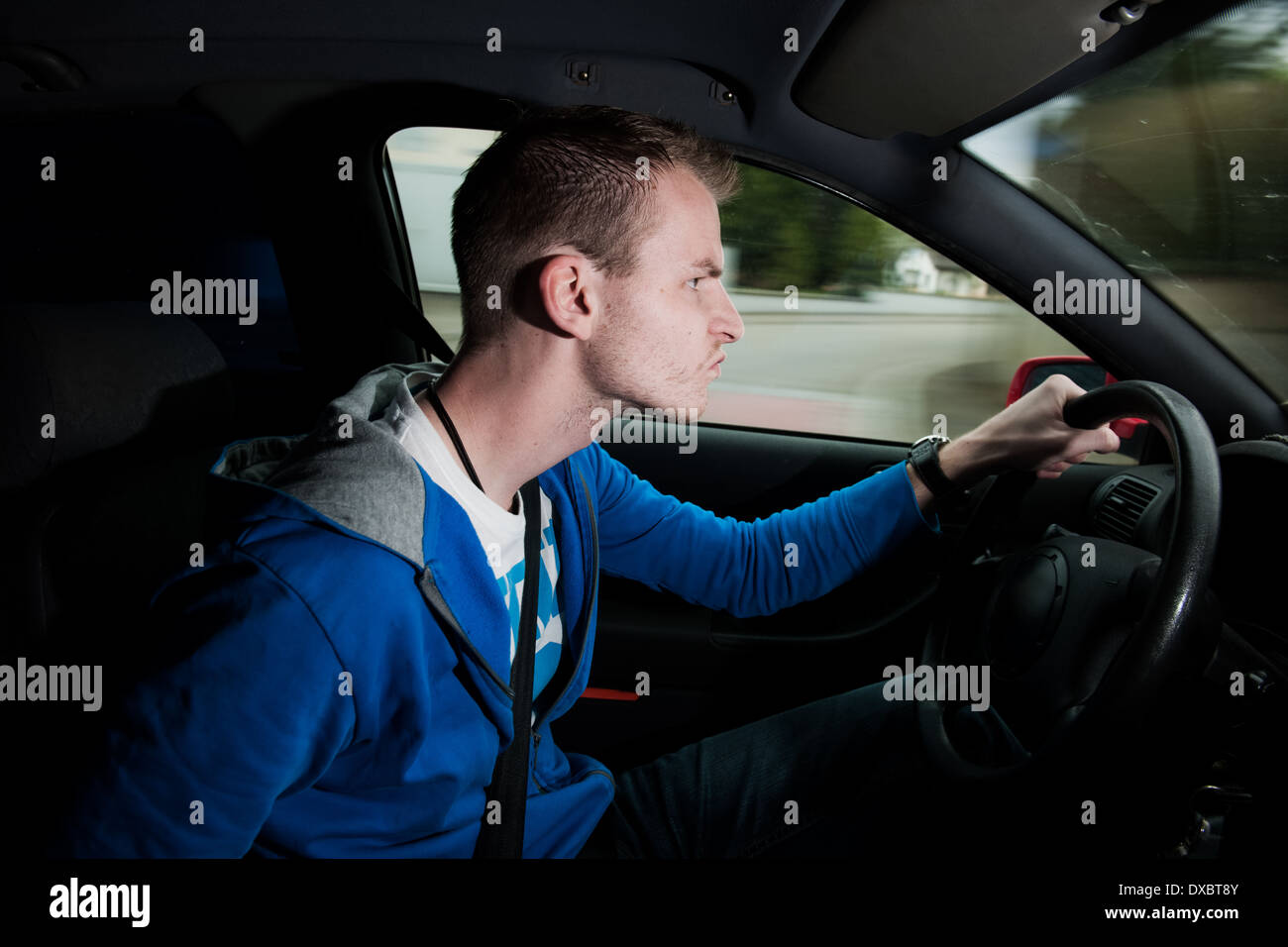 junge Autofahrer in einer Situation der Gefahr Stockfoto