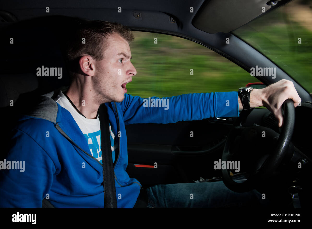 junge Autofahrer in einer Situation der Gefahr Stockfoto