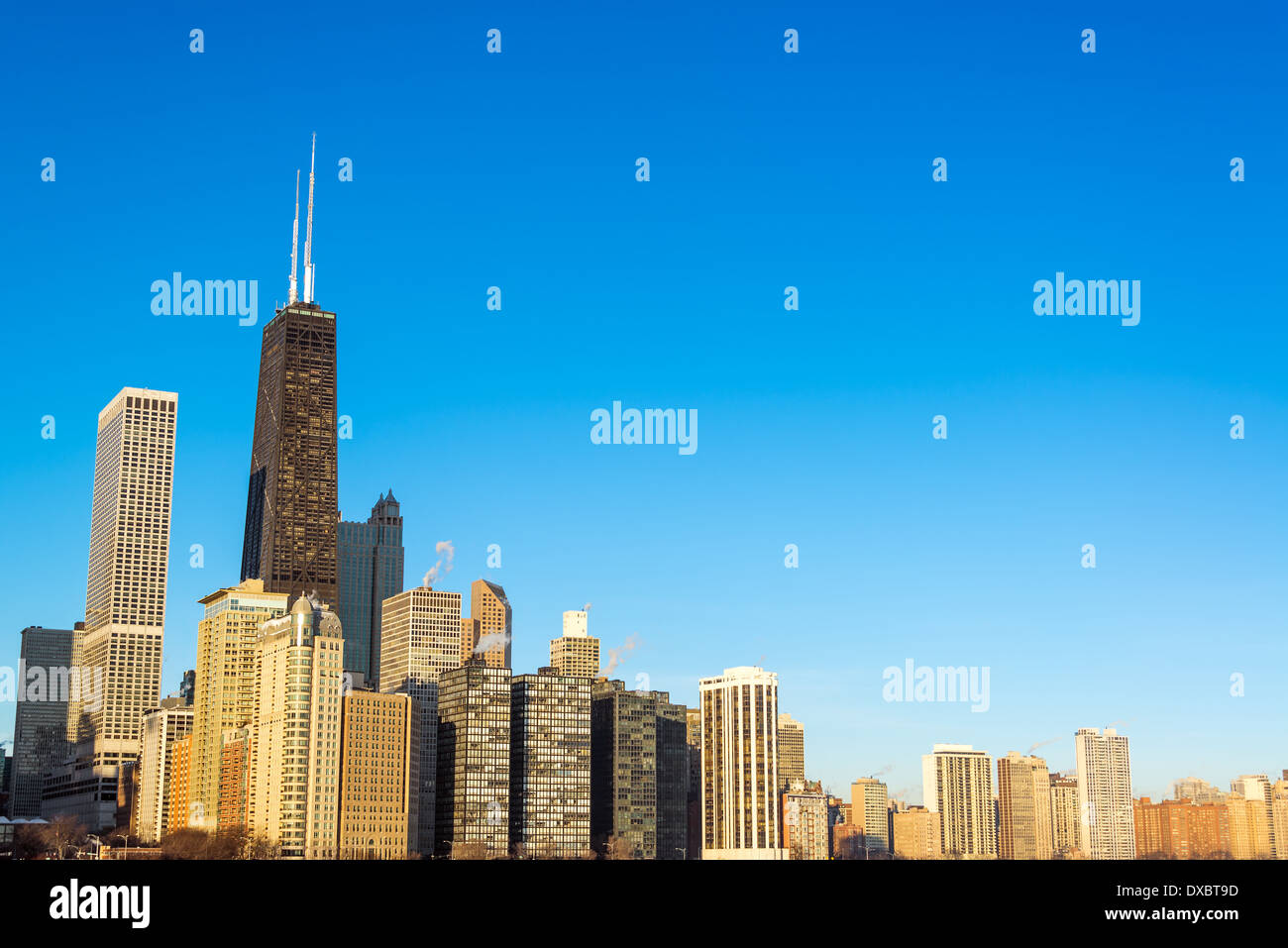 Blick auf Chicago Wolkenkratzer mit einer schönen tiefblauen Himmel Stockfoto