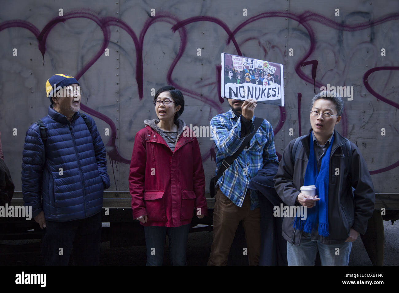 Außerhalb der japanischen Konsulat in New York erschossen antinukleäre Demonstranten sagen alle Kernkraftwerke in Japan. Stockfoto