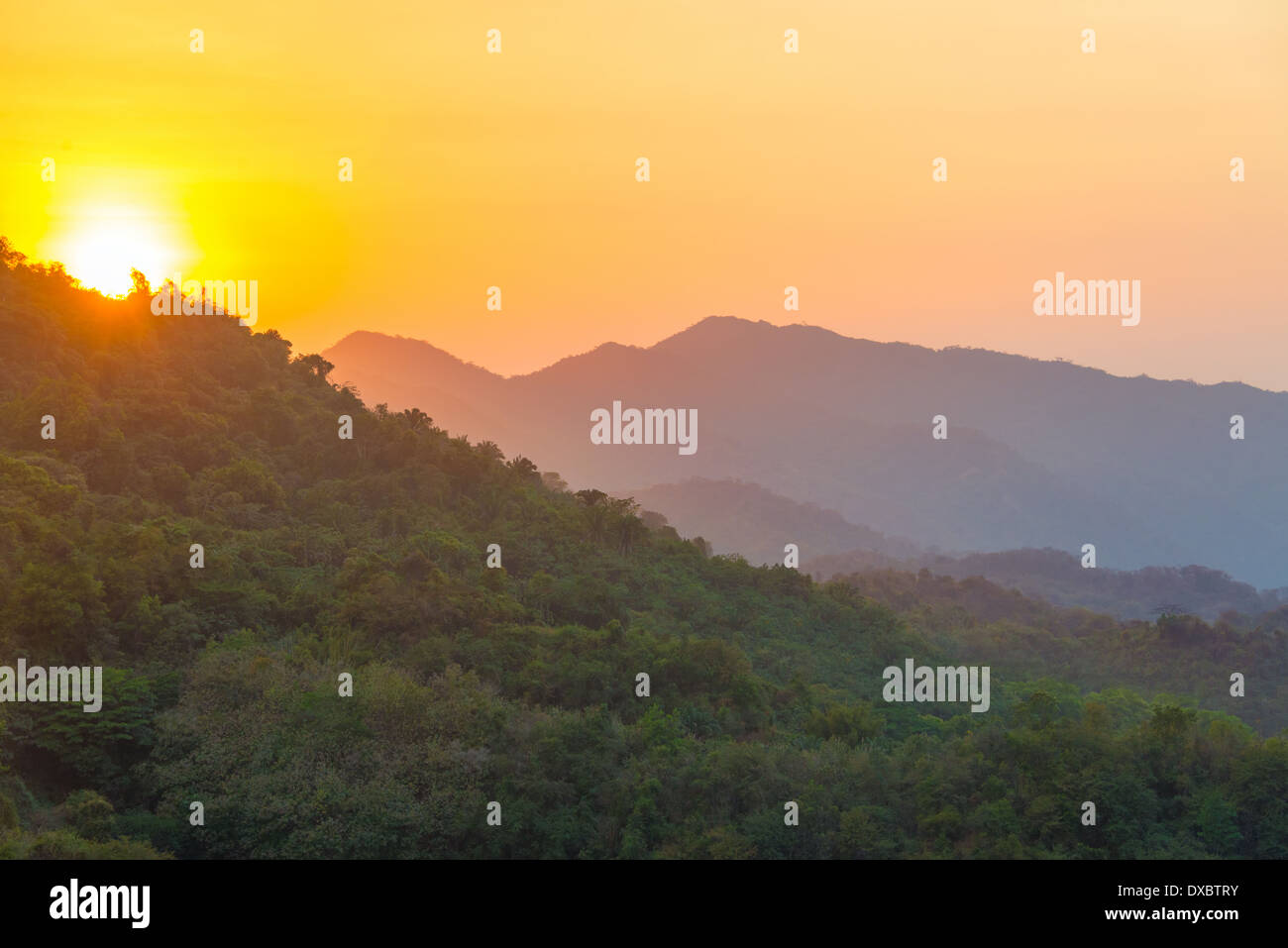 Sonnenuntergang über üppig grüne Hügel in der Bergkette der Sierra Nevada de Santa Marta in Kolumbien Stockfoto