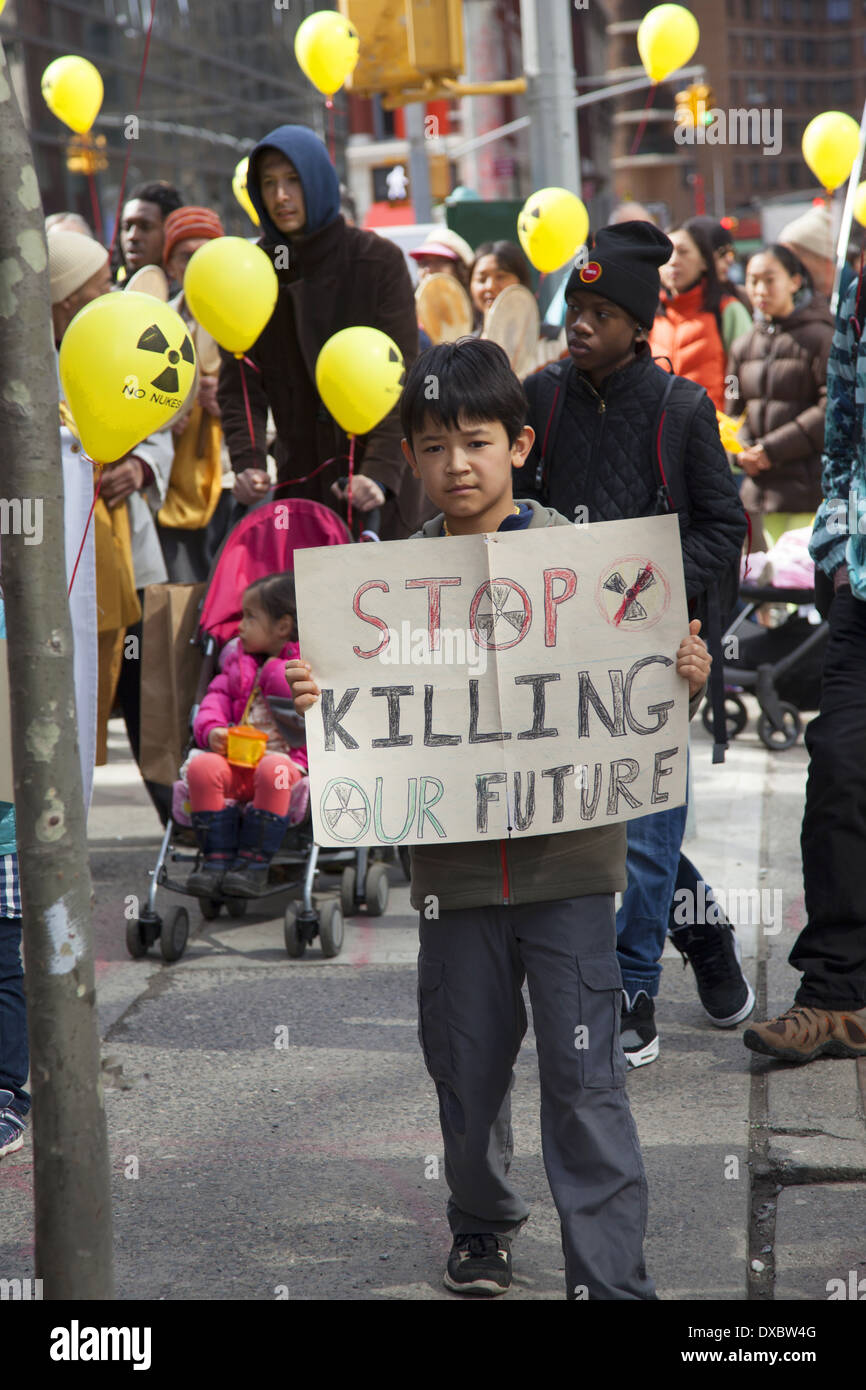 Antinukleäre Demonstranten marschieren in NYC am dritten Jahrestag der laufenden Kernschmelze Katastrophe in Fukushima, Japan. Stockfoto