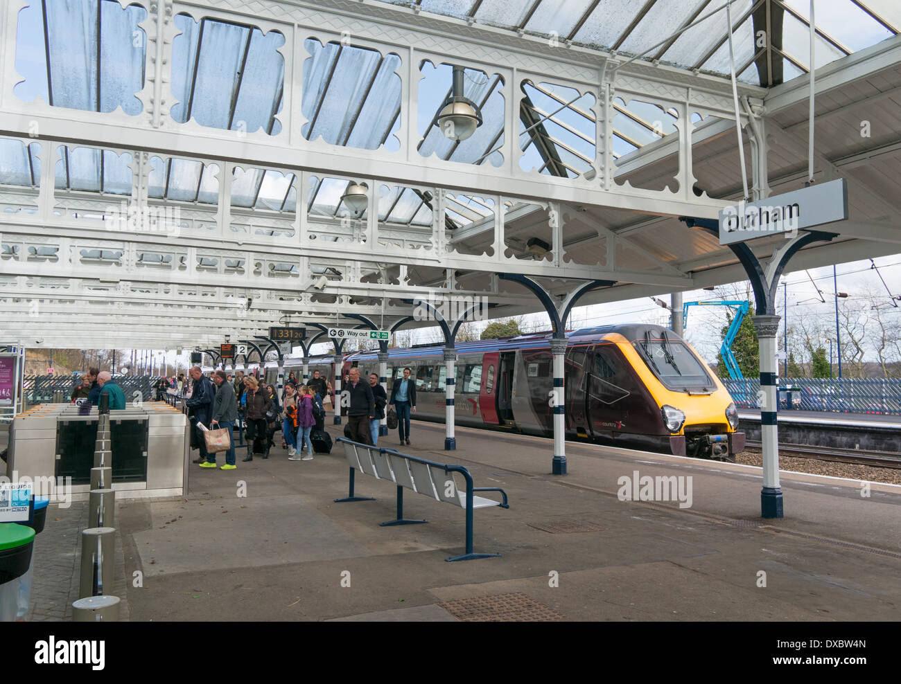 Cross Country Zug aussteigen der Passagiere Durham Stadt Bahnhof North east England UK Stockfoto