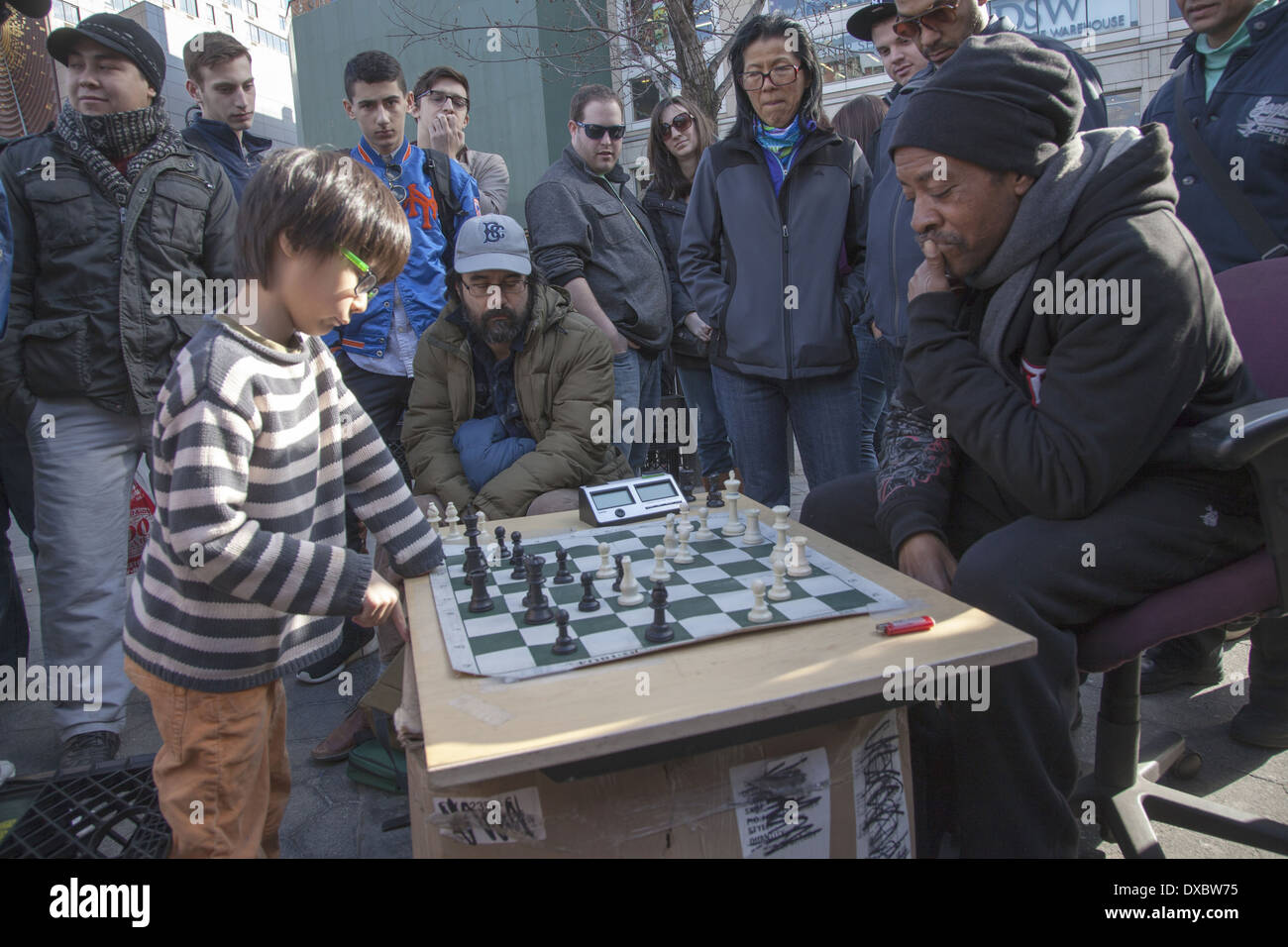 Wunderkind Schachspieler schlüpft in die großen Jungs am Union Square Park, NYC. Stockfoto