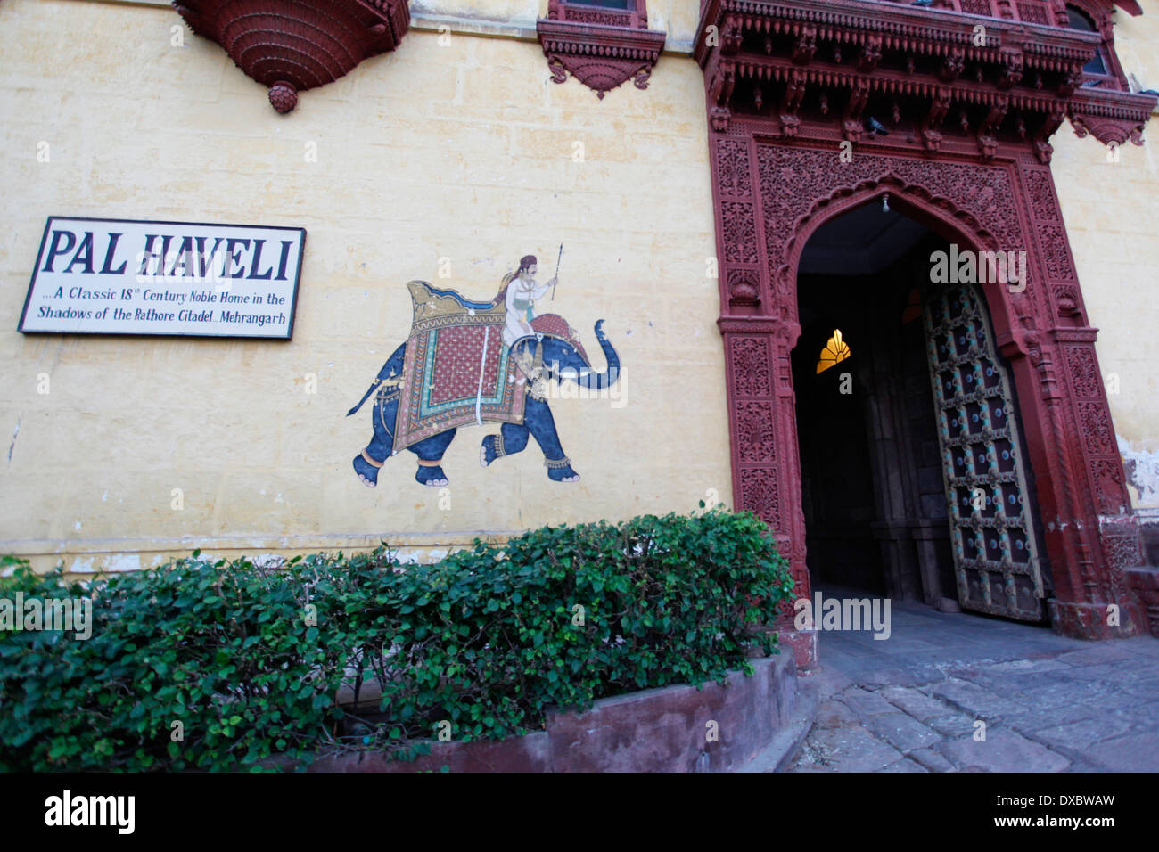 Der Eingang der an das Restaurant "Pal Haveli'. Jodhpur, Rajasthan, Indien. Stockfoto