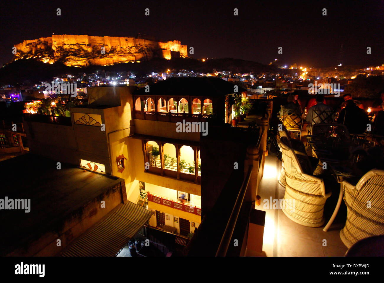 Blick auf die "ehrangarh fort' in der Nacht von den "Pal Haveli' Restaurant Terrasse. Jodhpur, Rajasthan, Indien. Stockfoto