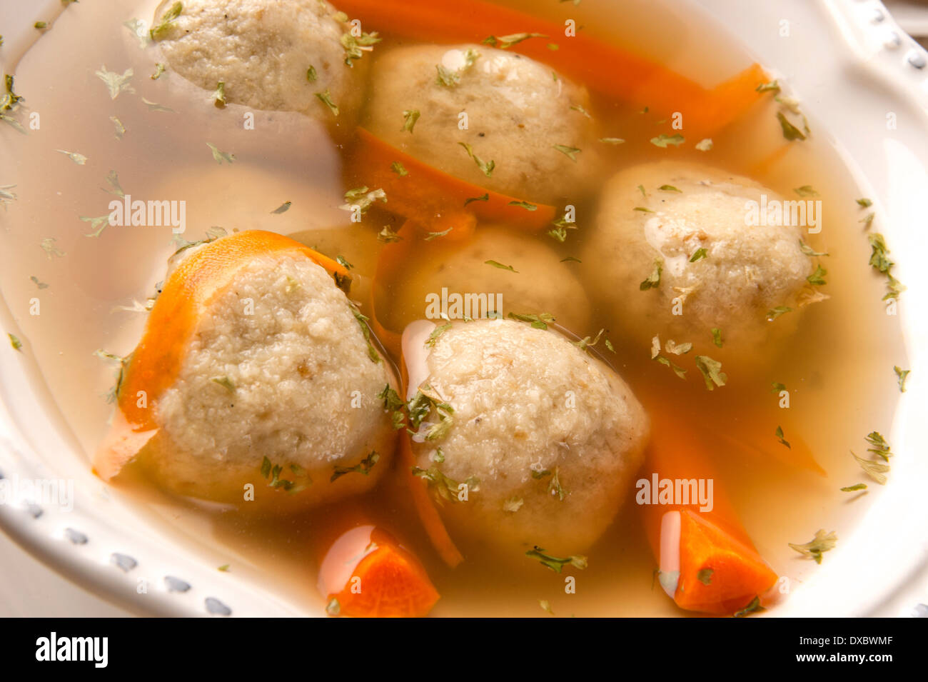 Traditionelle Matza Ball Suppe für jüdische Pessach Stockfoto