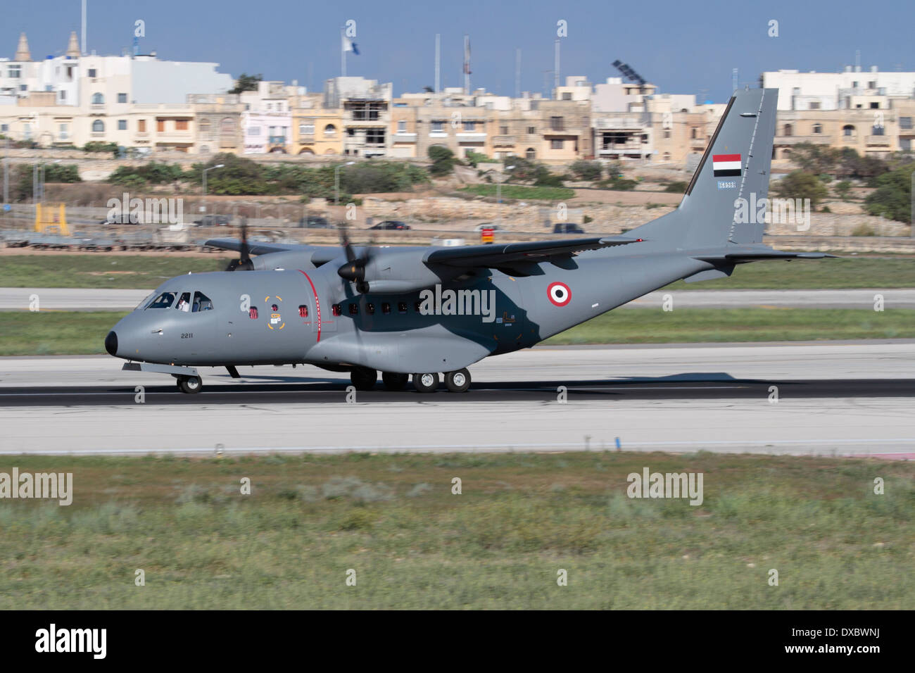 Airbus Military CN235 Licht Verkehrsmittel Flugzeug bei der Ankunft in Malta während seiner Lieferung Flug in die jemenitische Luftwaffe Stockfoto