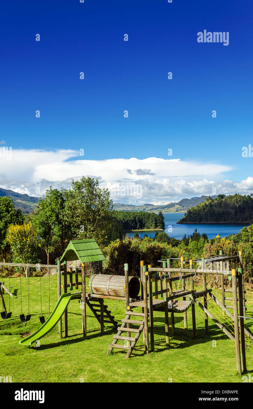 Vertikale Ansicht eines Spielplatzes in einer natürlichen Umgebung mit Neusa See im Hintergrund in Cundinamarca, Kolumbien Stockfoto