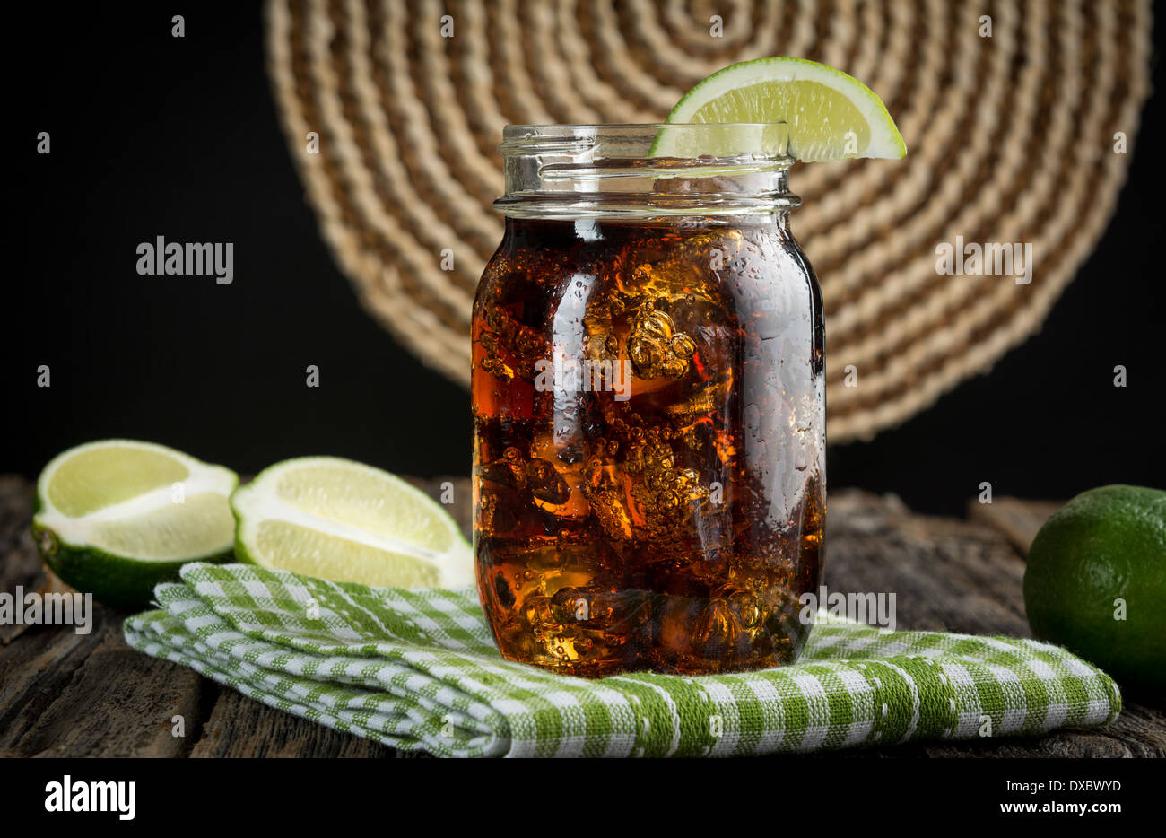 Cuba Libre oder Rum und Cola-Getränk mit Eis und Kalk im Einmachglas Stockfoto