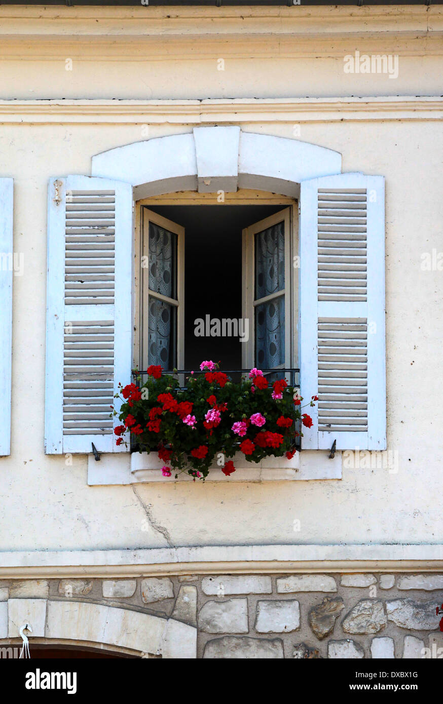 Fenster mit Blumenkasten und Blumen in das hübsche kleine Dorf von le Bec Hellouin, Normandie, Frankreich Stockfoto