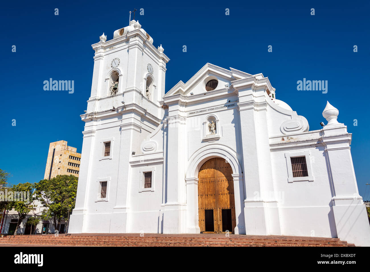 Weiße Kathedrale von Santa Marta, Kolumbien mit einem schönen tiefblauen Himmel Stockfoto