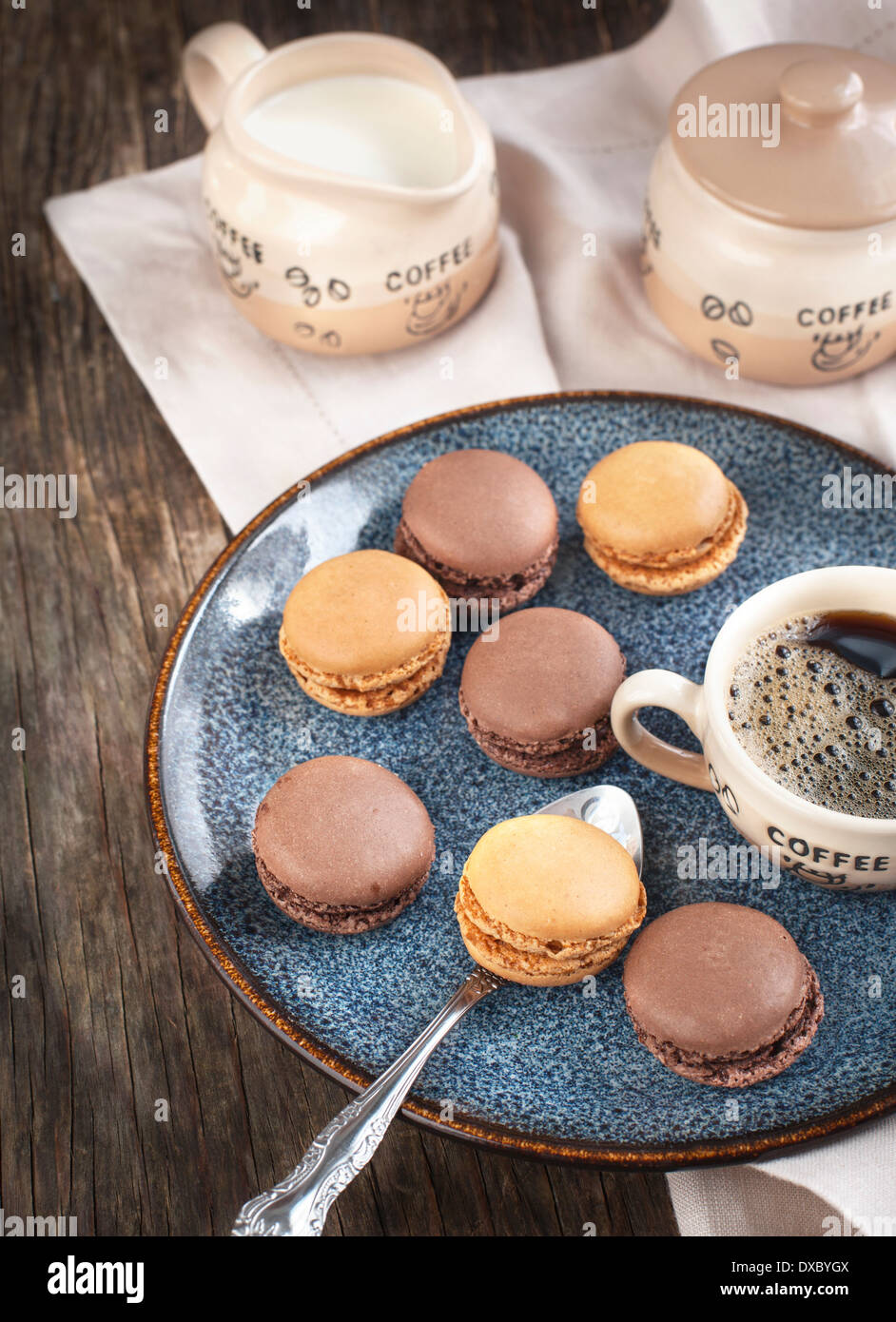 Französische Macarons. Kaffee und Schokolade macarons Stockfoto