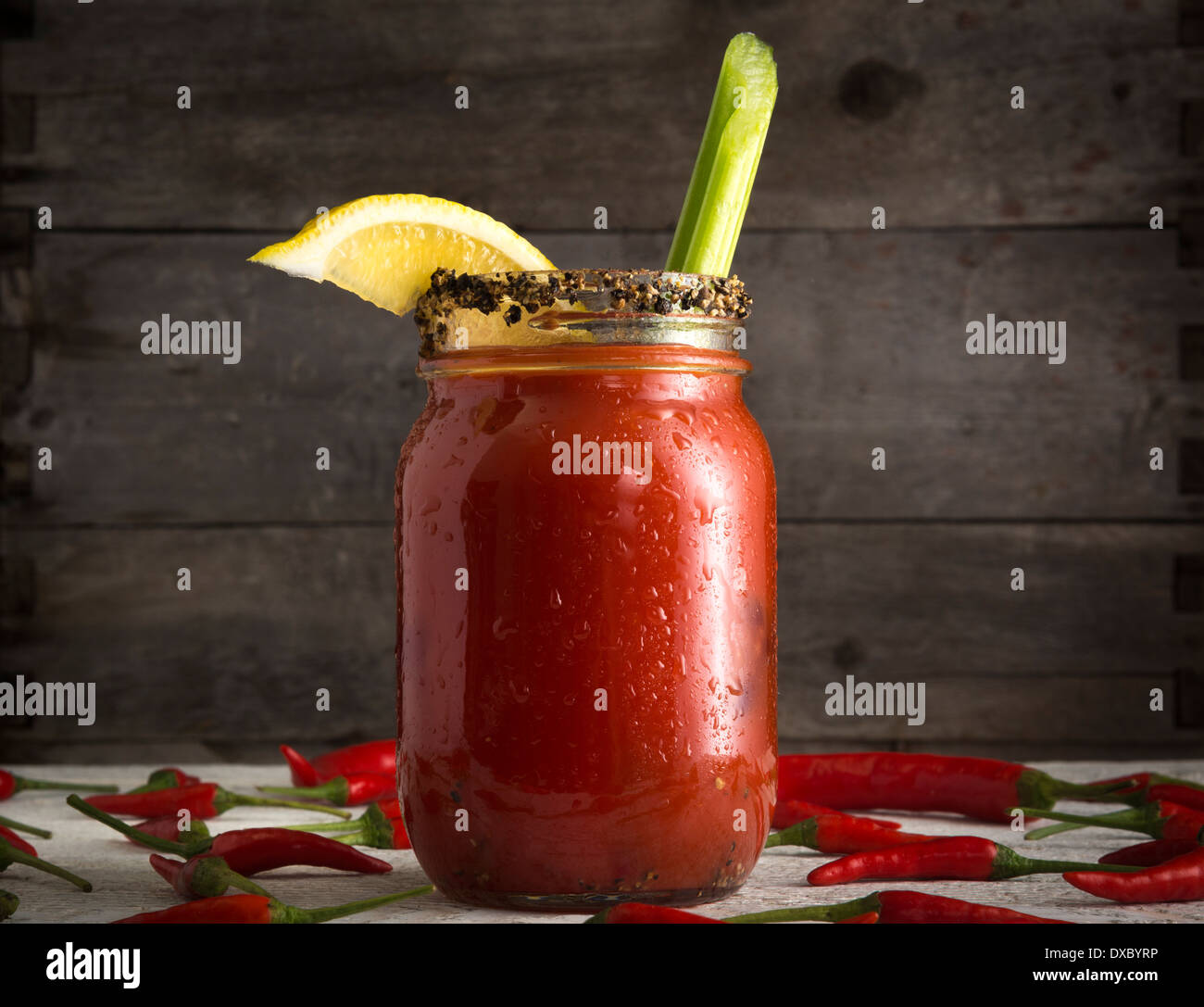 Bloody Mary oder blutige Caesar mit Sellerie in Einmachglas umrandeten mit schwarzem Pfeffer Stockfoto